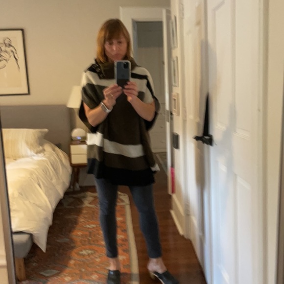 Tabitha poncho sweater size S. - Picture 3 of 3